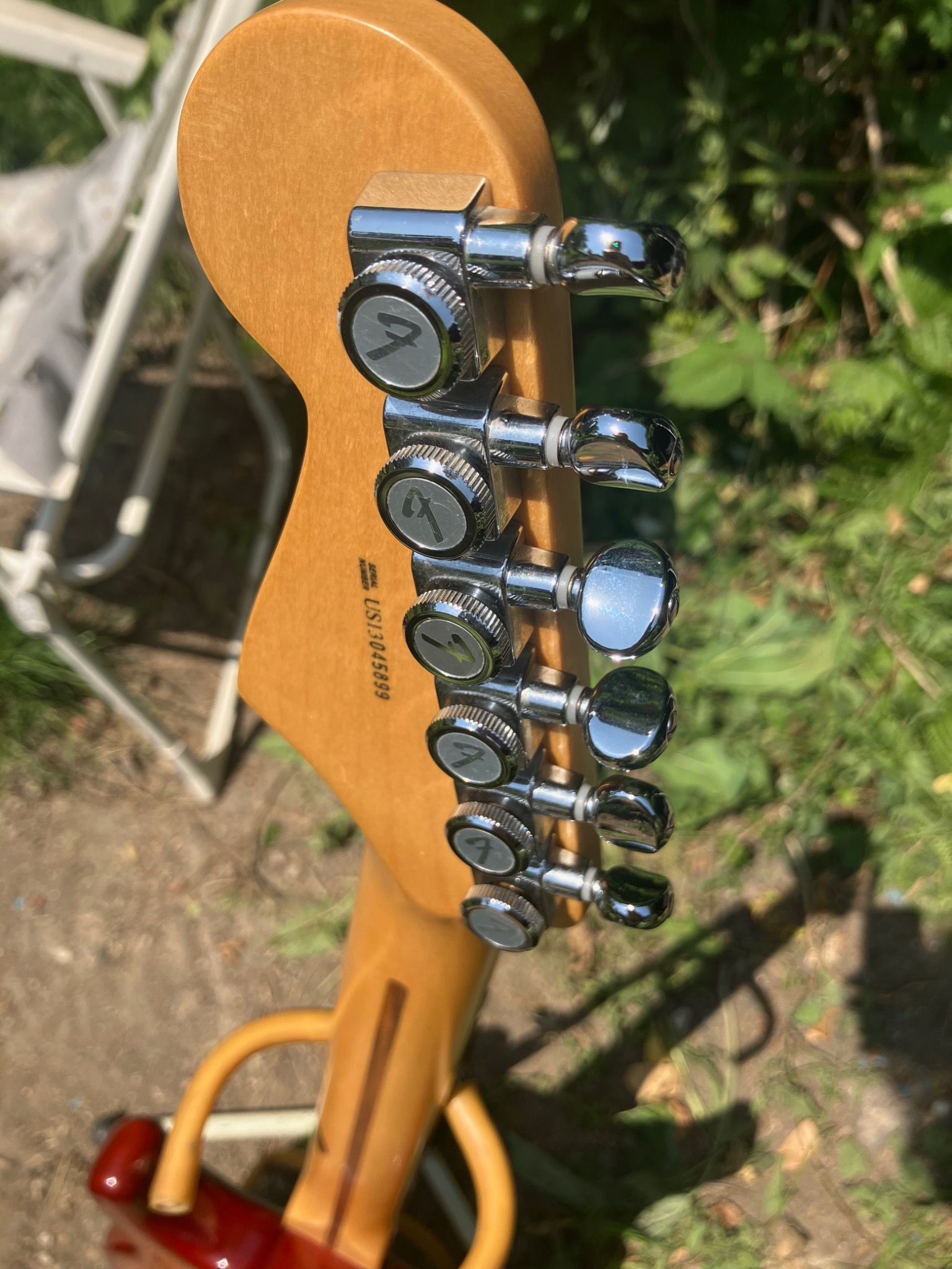 Achterzijde van de kop met originele Fender locking tuners