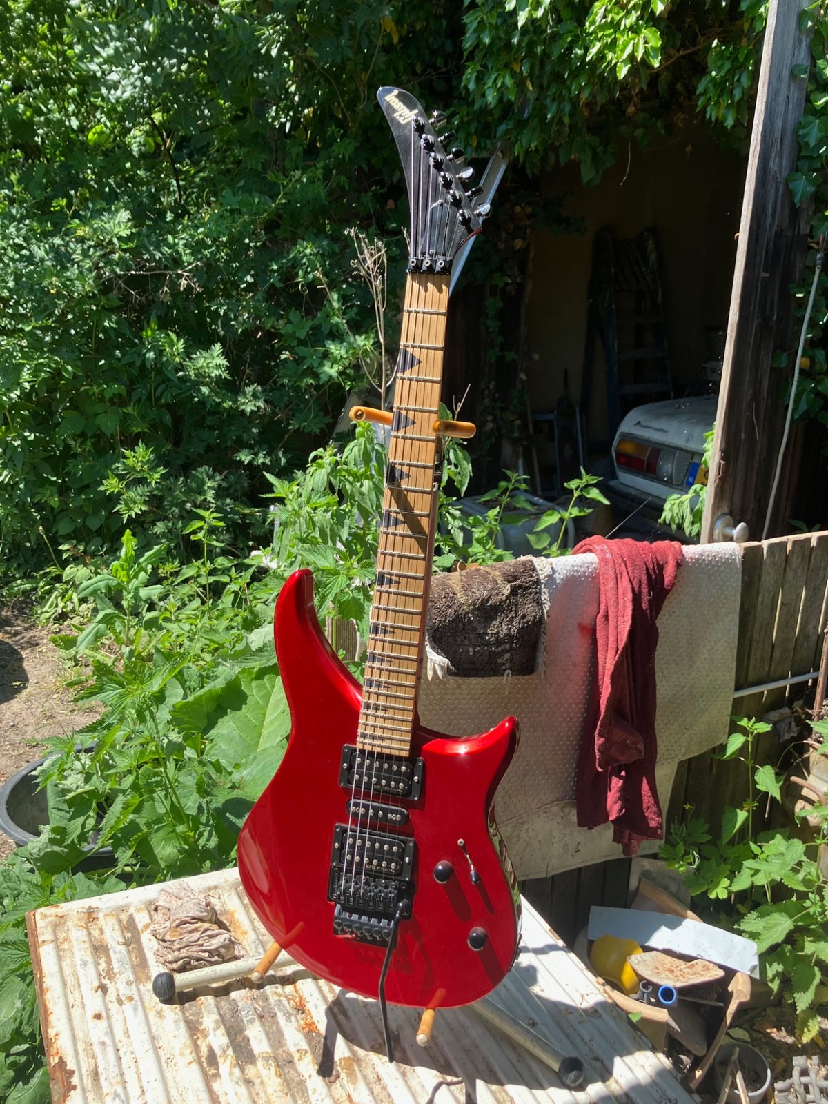 Gibson M-III Reissue 2013 in Vibrant Red totaaloverzicht buiten