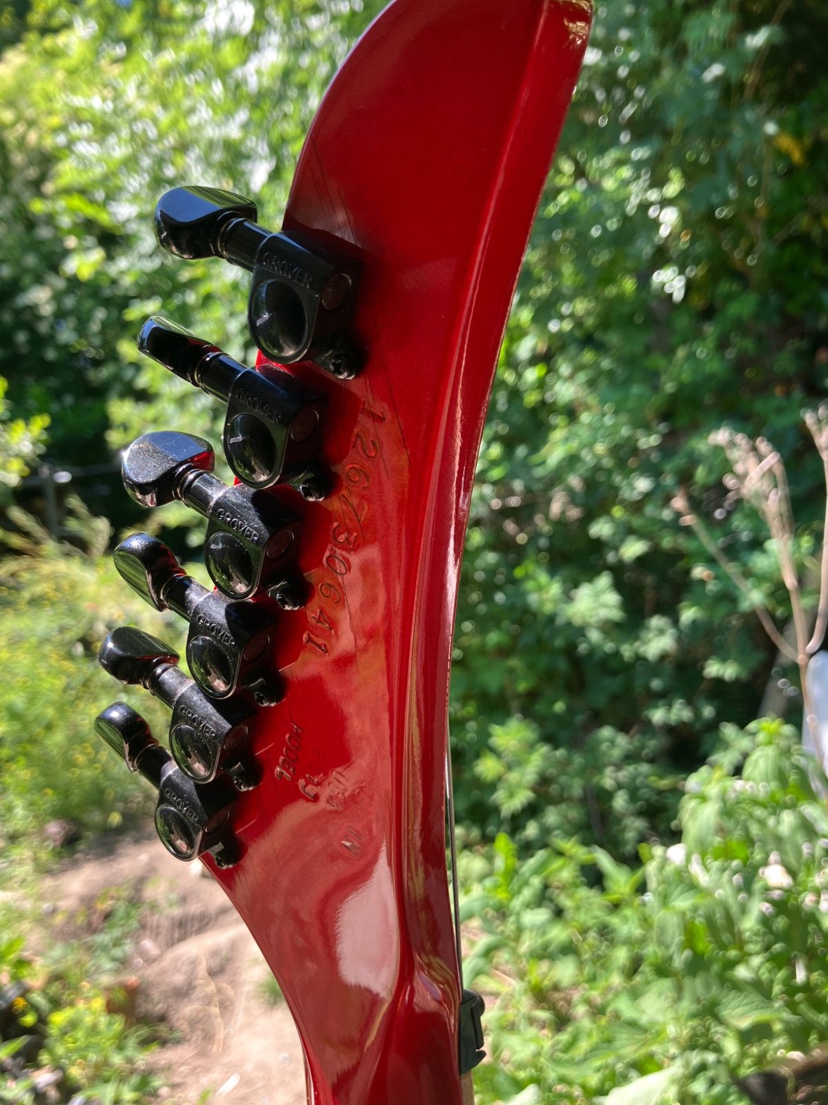 Serienummer en Grover stemmechanieken van de Gibson M-III Reissue 2013