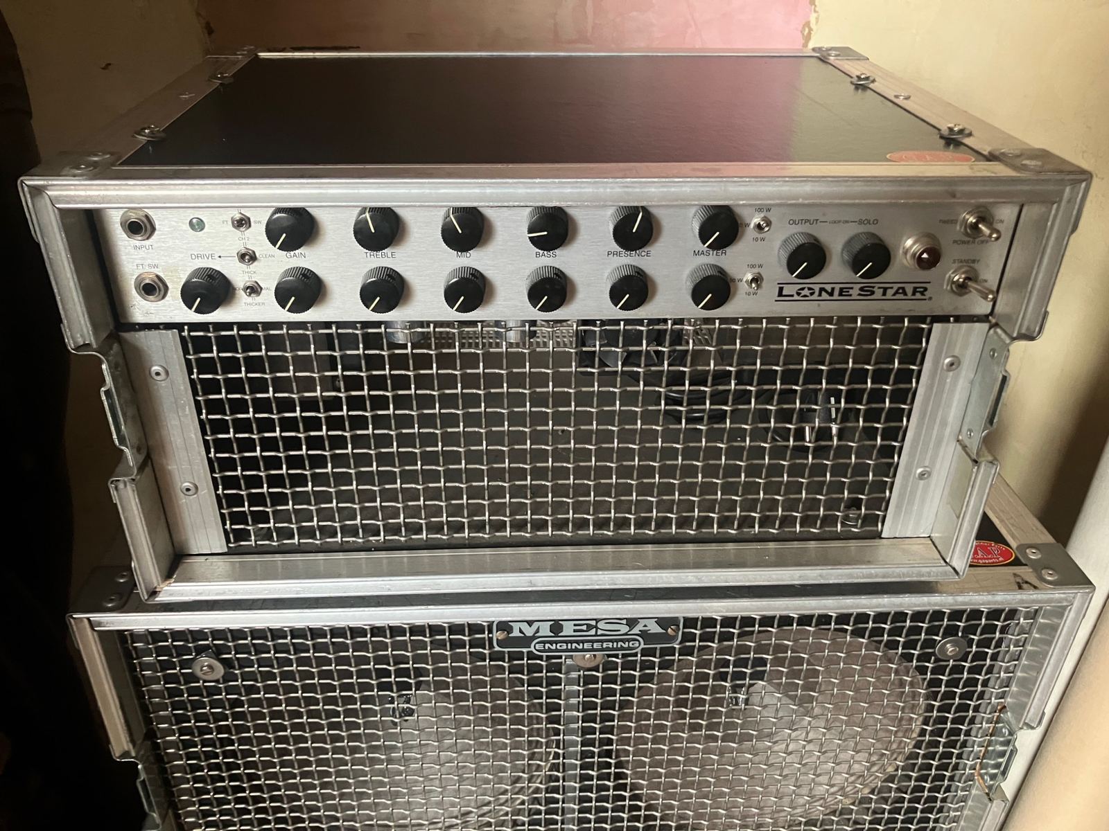 Voorzijde van de Mesa Boogie Lone Star Classic versterker in flightcase
