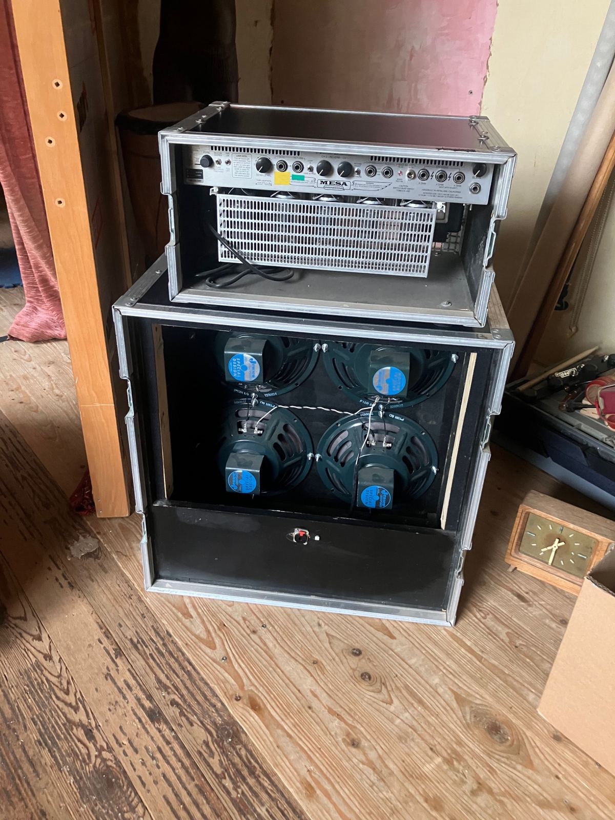 Open achterzijde van de Mesa 4x10 speakerkast met Jensen speakers