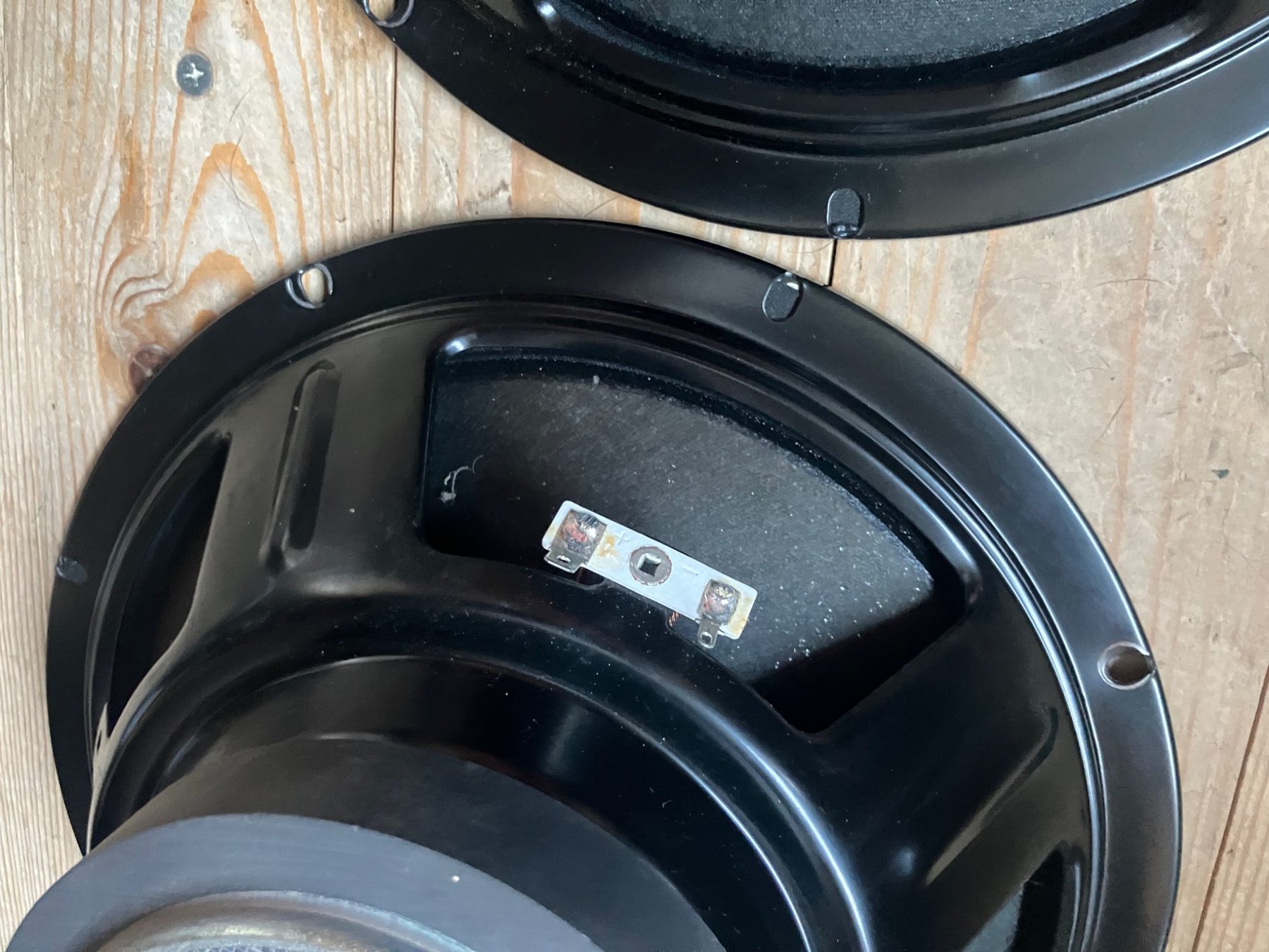 Aansluitingen van de tweede Roland 10 inch speaker