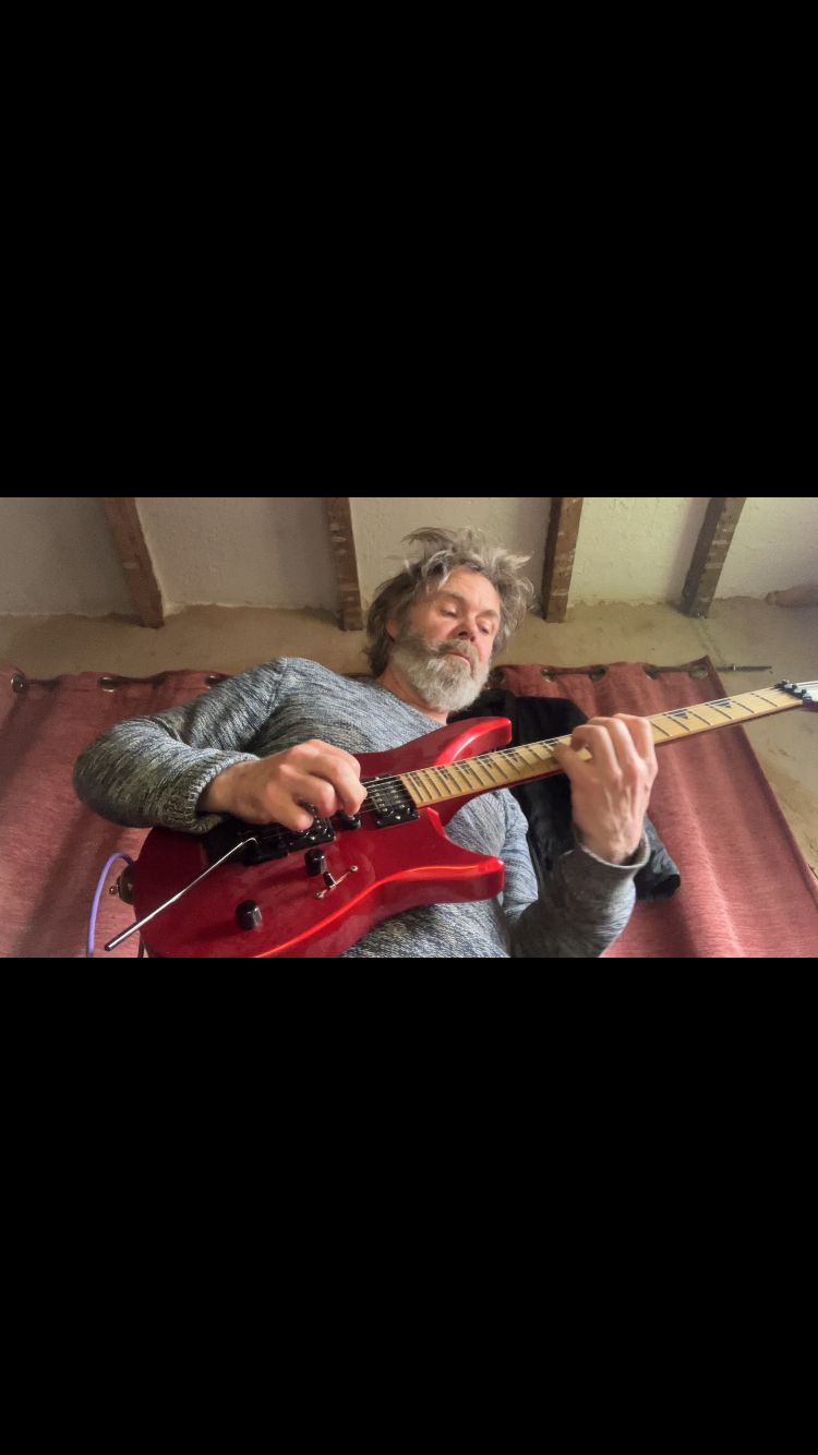 JP Lenzen met rode elektrische gitaar